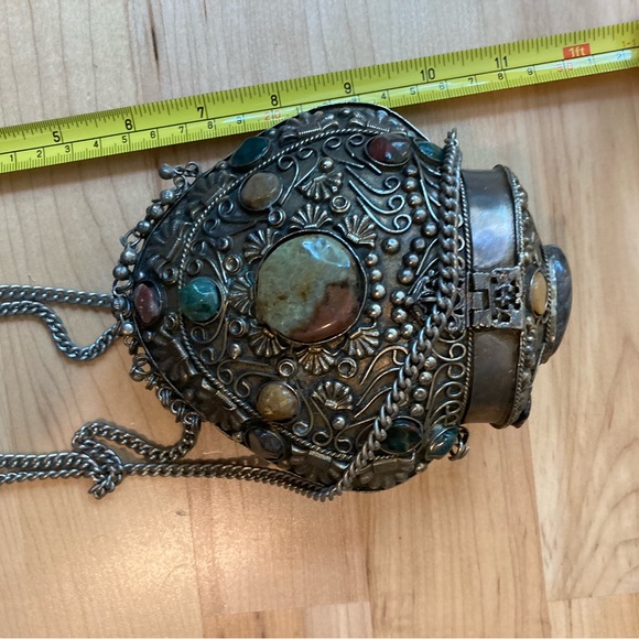 Vintage Sakai Shoulder Bag with stones and metal detail around purse - Picture 2 of 7